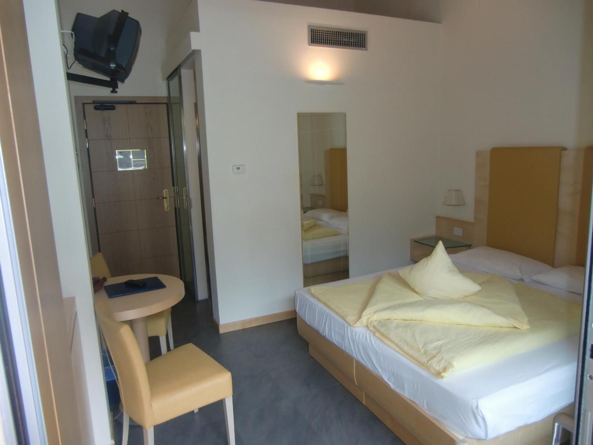 Basic Double or Twin Room with Terrace - Ground Floor,708976954:JPEG